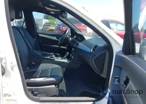 2013 Mercedes-Benz C-Class C 250 z USA, uszkodzony, nr VIN WDDGF4HB2DR267397